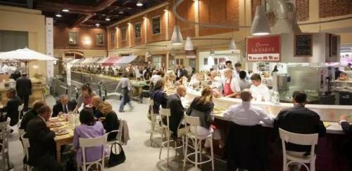 这家靠给人做饭的超市居然能年入25亿 排队排到爆