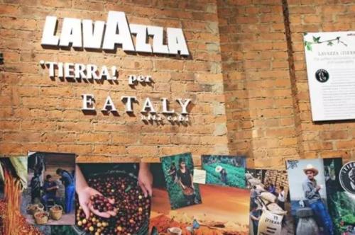 这家靠给人做饭的超市居然能年入25亿 排队排到爆