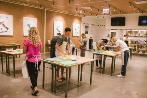 这家靠给人做饭的超市居然能年入25亿 排队排到爆