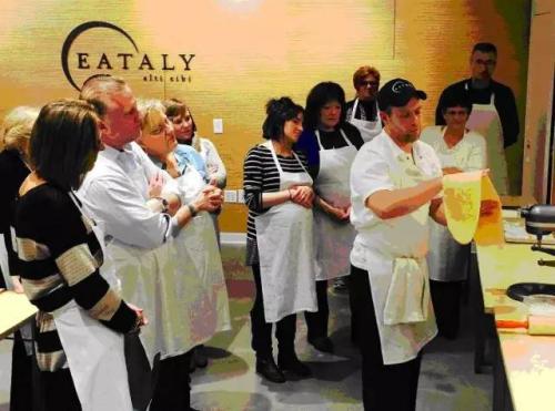 这家靠给人做饭的超市居然能年入25亿 排队排到爆