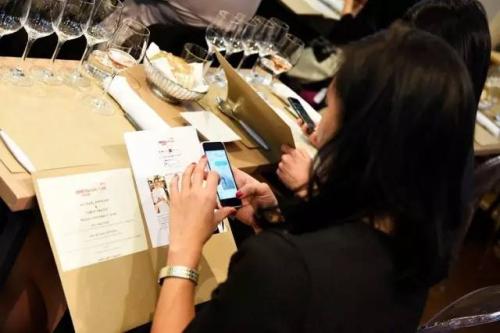 这家靠给人做饭的超市居然能年入25亿 排队排到爆