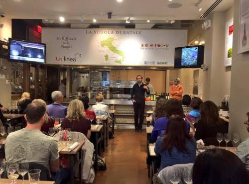 这家靠给人做饭的超市居然能年入25亿 排队排到爆