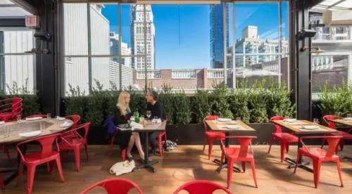 这家靠给人做饭的超市居然能年入25亿 排队排到爆