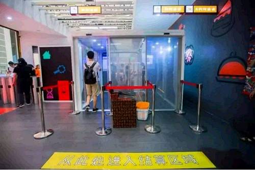 在第二道门打开前,系统自动识别购买的商品并完成支付,购物信息会在门内屏幕上显示。