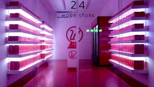 首先,顾客需要在智能手机上安装一个允许访问该无人商店的应用,进入商店后,顾客只需要扫描想要购买货物的条形码,离店时可以使用信用卡支付。