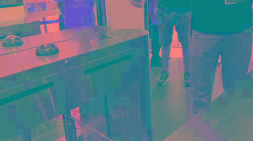 2、无人零售店分成超市区和餐饮点单区。这两个区域的结算方式略有不同。餐饮点单区,由于比较特殊,所以有服务员。