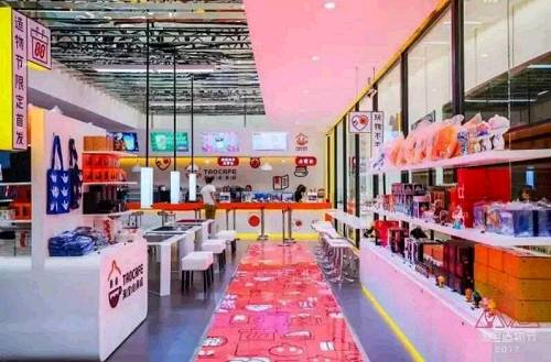 3、在餐饮点单区,与普通快餐点餐台类似,都有服务员,但有所不同的是,点餐+等餐过程中加入了“黑科技”:当你点好后,你只要在屏幕下方站着,头顶就会显示取餐号码和剩余时间。如果已经做好,就会显示:XX号,请取单。